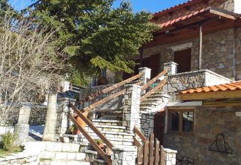 Arachova Houses-Malvina has rooms with a private hot tub