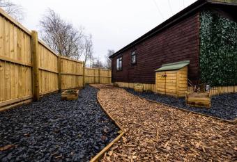 Stunning Countryside Woodland Lodge & Wood Fired Hot Tub has rooms with a private hot tub