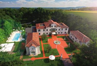 Villa Fiorita has rooms with a private hot tub