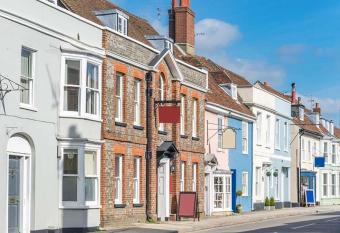 Stunning 2 Bedroom Flat in a Central Location allows 18 year olds to book a room