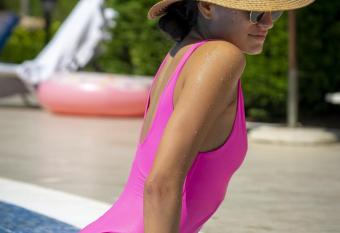 Quiet & Comfortable Apartment in Raanana for 5 people with Swimming Pool allows 18 year olds to book a room