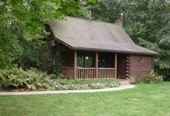 Apple Blossom Cabin by Amish Country Lodging has Balcony rooms
