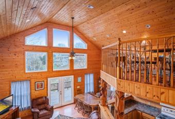 New Listing & Hot Tub!! Rustic Lake Cabin near three marinas! Byrdstown, TN has Balcony rooms