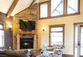 Country Bliss Cottage by Amish Country Lodging has Balcony rooms