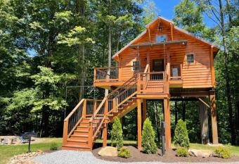 Cricket Hill Treehouse B by Amish Country Lodging has Balcony rooms