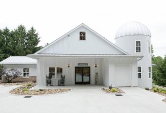 Farmhouse Suites by Amish Country Lodging has Balcony rooms