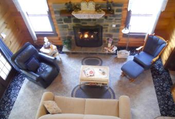 Grapevine Cabin by Amish Country Lodging has Balcony rooms