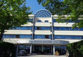 Ferretti MajesticHouse has rooms with a private hot tub