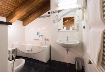 Art & Hotel Aeroporto has rooms with a private hot tub