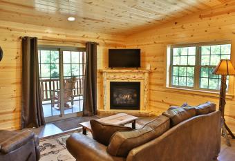Waterview Lodge by Amish Country Lodging has rooms with a private hot tub