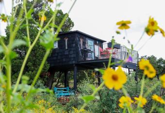 Ashley's Treehouse At El Mistico Ranch has Balcony rooms