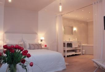 Au Coeur Des H  tes allows 18 year olds to book a room