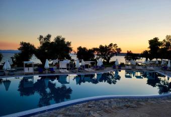 O Paradise Beach Resort & Spa allows 18 year olds to book a room