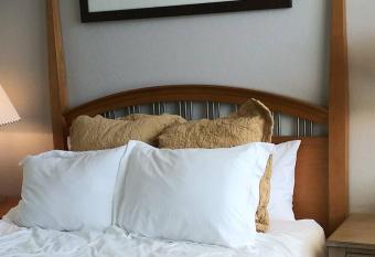 Villa Verde Surprise Stadium - Resort Living has rooms with a private hot tub