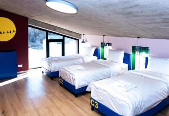 Paliani Hostel allows 18 year olds to book a room