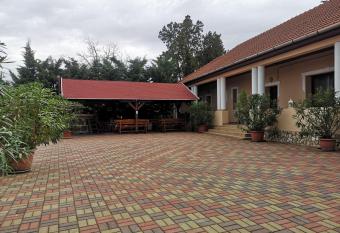 Bud  nyi Vend  gh  z has rooms with a private hot tub