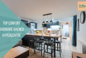 CABANA & Le Saint Amour - Centre-Ville has rooms with a private hot tub