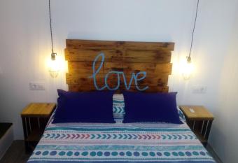 El Escondite de Vejer allows 18 year olds to book a room