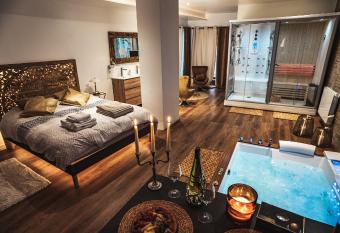 Le R  ve d une Nuit allows 18 year olds to book a room