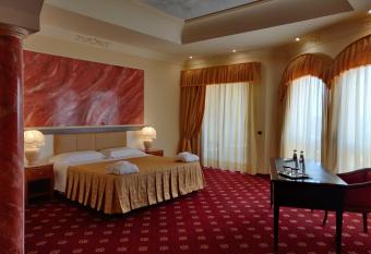 Parco dei Principi Hotel has rooms with a private hot tub