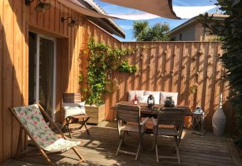 Cocon entre presqu   le du Cap Ferret et plages oc  anes - terrasse - v  lo gratuit allows 18 year olds to book a room