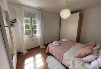Beautiful 3 Bd. Apartment in La Laguna City Centre has Balcony rooms