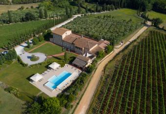 Resort Casale Le Torri allows 18 year olds to book a room