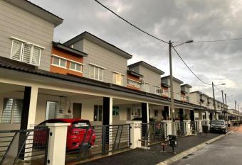 RS HOMESTAY BANDAR SERI ISKANDAR has Balcony rooms