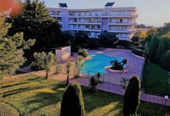 PARC DES ROSES SUPERBE APPARTEMENT AVEC PISCINE allows 18 year olds to book a room