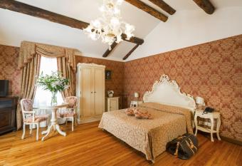 Palazzo Guardi has Balcony rooms