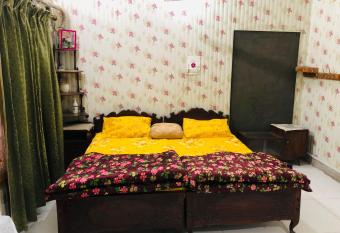 Al-Noor Cottage allows 18 year olds to book a room