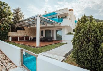 Sapphire Luxury Villa has Balcony rooms