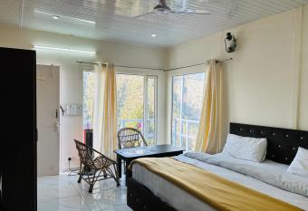 IN APPLE ESTATE KANATAL - Himalayan View Resort with Courteous Staff has Smoking/Balcony rooms