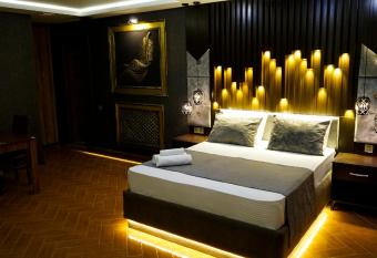 Goldenlife Hotel Baku has rooms with a private hot tub