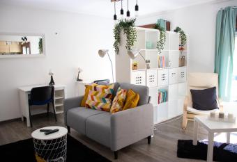 Casa da Av   B   allows 18 year olds to book a room