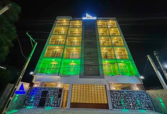 LAR LUXURY APARTMENTS allows 18 year olds to book a room