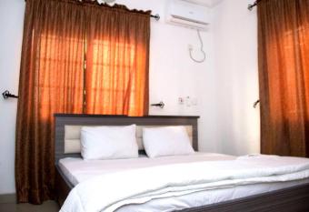 Cozy and Comfy s Place 24hrs Electricity allows 18 year olds to book a room