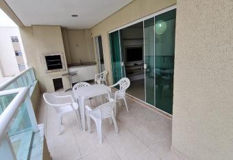 Amplo e aconchegante apartamento com 3 quartos a 50m da praia de Bombas has Balcony rooms