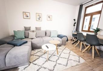     Stilvolle Wohnung mit 2 Schlafzimmern & Balkon     has Balcony rooms