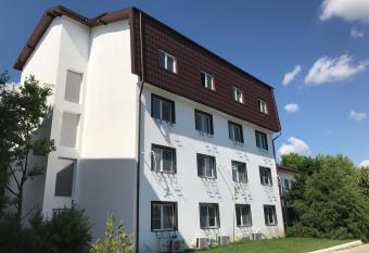 Pensiunea Otopeni allows 18 year olds to book a room