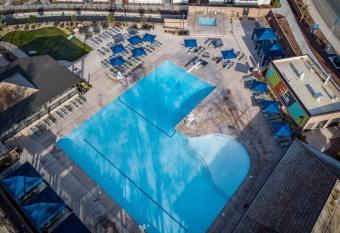 Villa 17 - 4 bedroom! YEAR ROUND HEATED POOL & HOT TUB! GAMES! GOLF! TENNIS! has rooms with a private hot tub