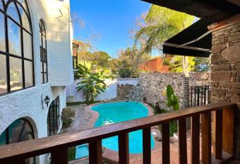 Antiguo Mes  n has Balcony rooms