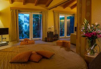 Color Hotel Style, Design & Gourmet has rooms with a private hot tub