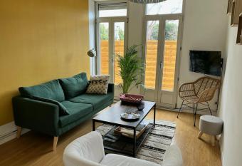 Appartement avec terrasse Salle de sport et 3 chambres has Balcony rooms