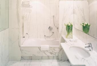 Hotel Greif has rooms with a private hot tub