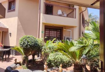 Erima Lodge has rooms with a private hot tub