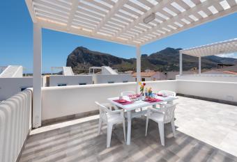 Sofia s e Fabiola s Holiday House has Balcony rooms