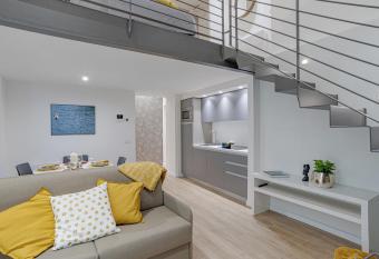Suite Roma - by MyHomeInComo allows 18 year olds to book a room