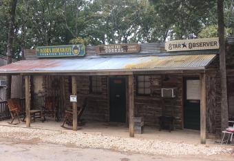 Old Western Bunk House Sleeps 9 - Trail's End Corral has Balcony rooms