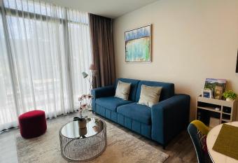 Cozy apartment with terrace, SJ Cosmopolitan Tower allows 18 year olds to book a room